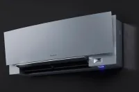 Daikin Emura 2 kW-os split inverteres klímaszett, ezüst színű oldalfali beltérivel, R32